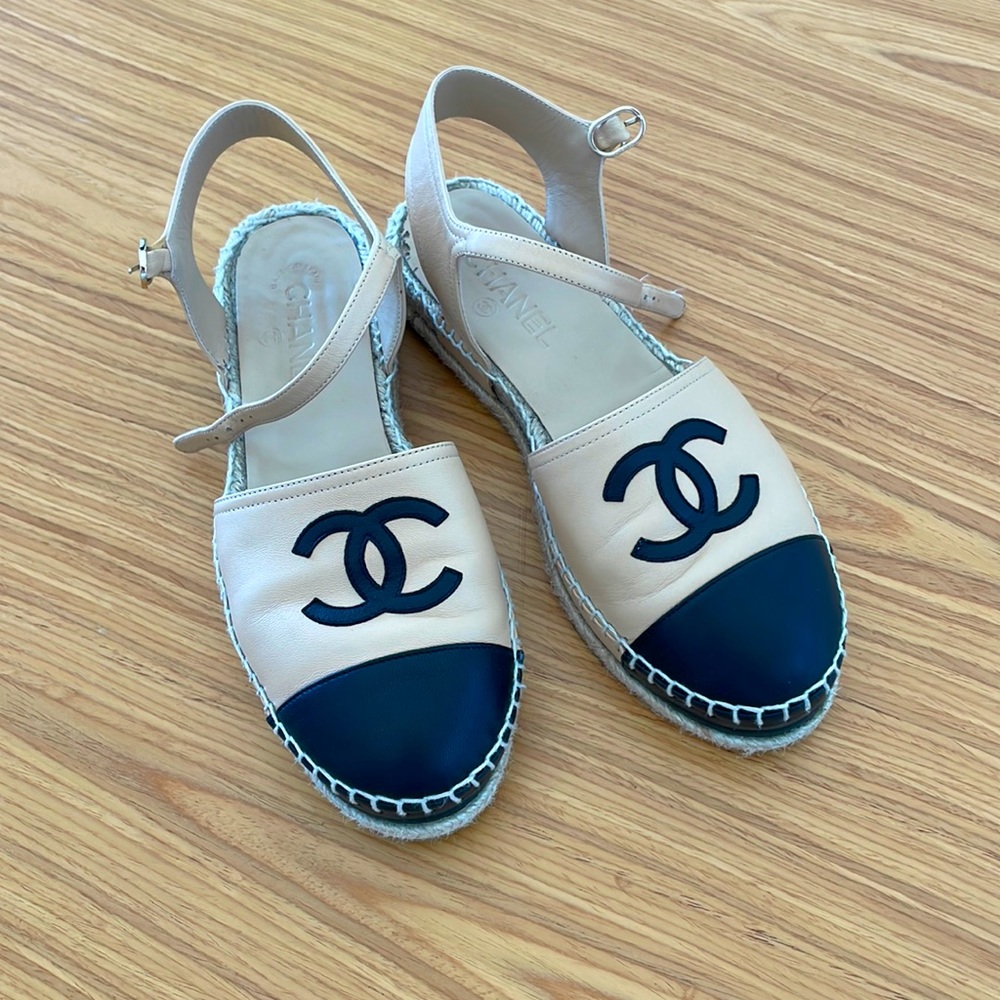CHANEL flat sandals. Size 38. Worn only few times.